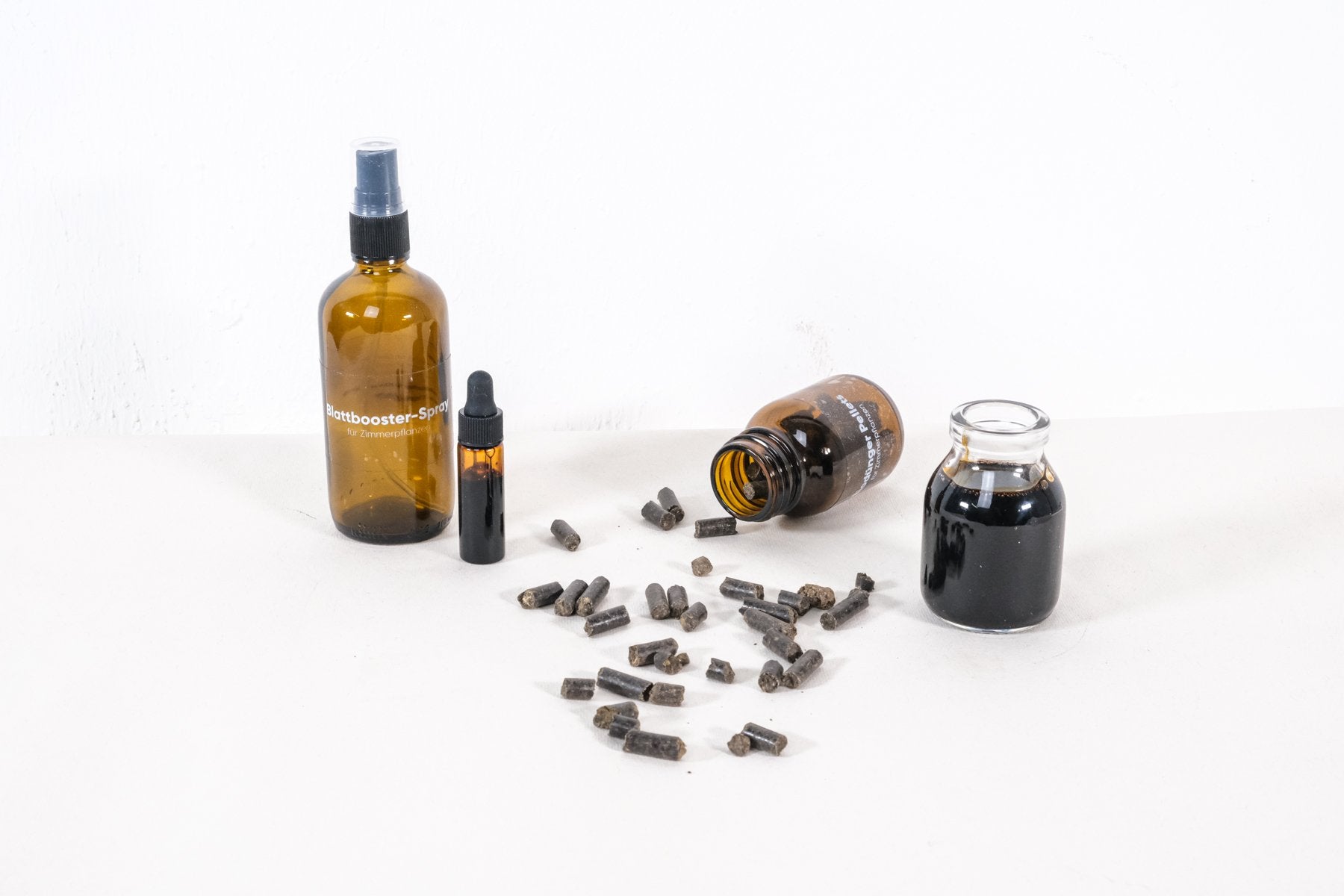 Blattbooster-Spray, Dünger-Pellets und Flüssigdünger nebeneinander