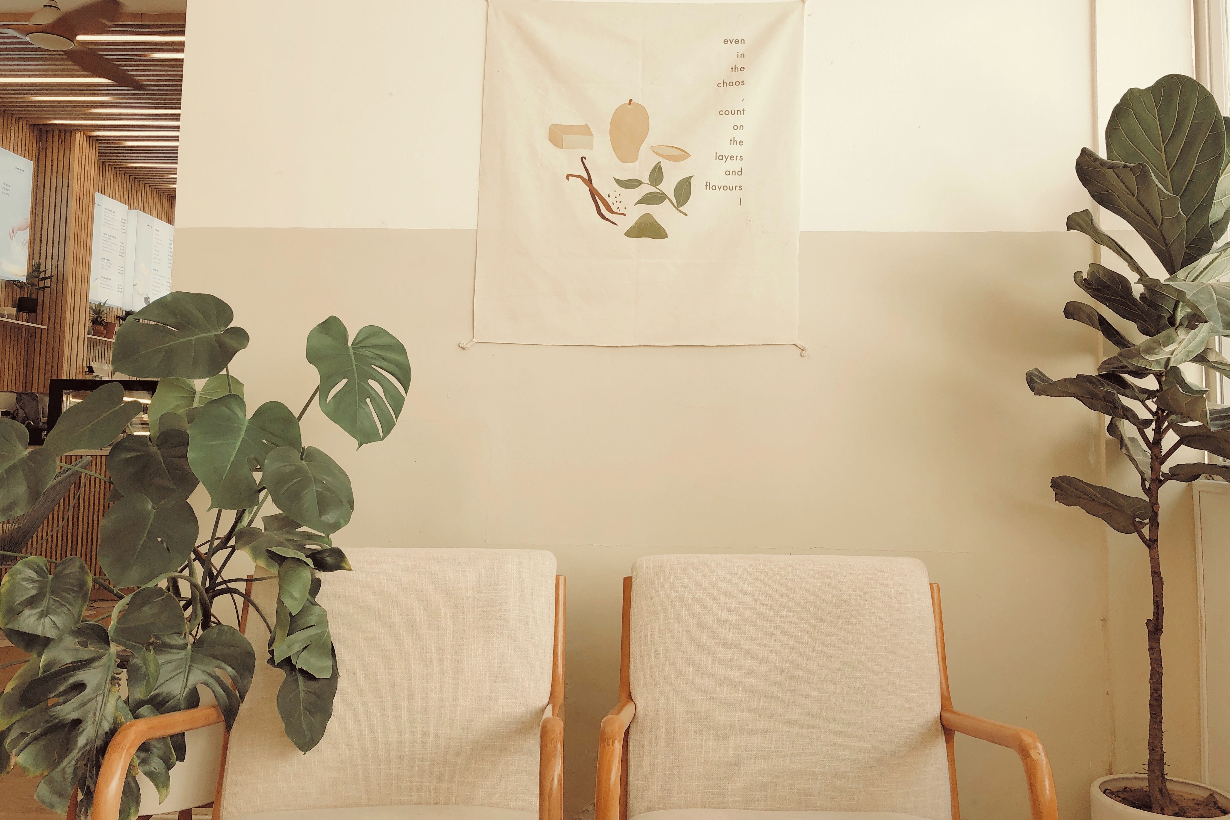 Wie du deine Sitzecke stilsicher und gemütlich mit Pflanzen dekorieren kannst