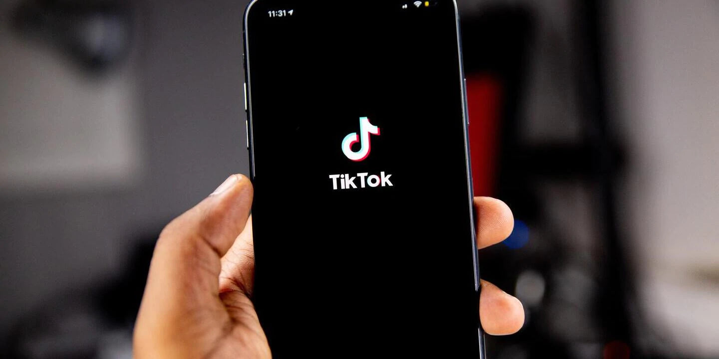 Smartphone mit TikTok-Screen in einer Hand
