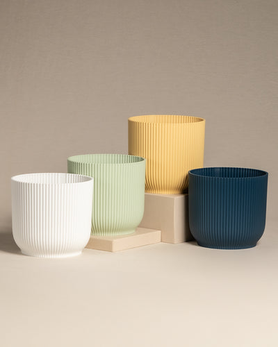 Pflanzenübertöpfe gerillt in den Farben, Weiss, Mint, Gelb und Dunkelblau