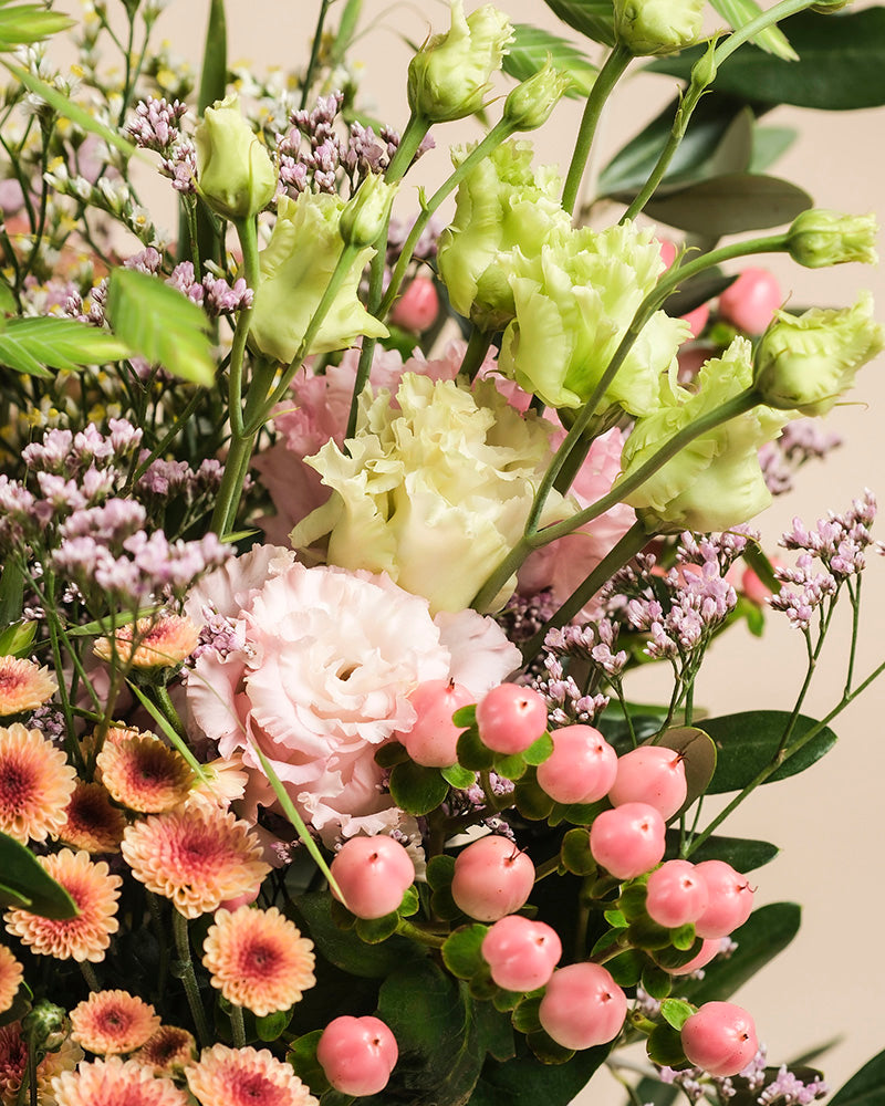 Morgenlicht: Ein von Hand gebundener Herbstblumenstrauß mit zartrosafarbenem Lisianthus, gelben und pinken Chrysanthemen, Lavendel, grünem Blattwerk und rosafarbenen Beeren - perfekt, um Ihr Zuhause zu verschönern.