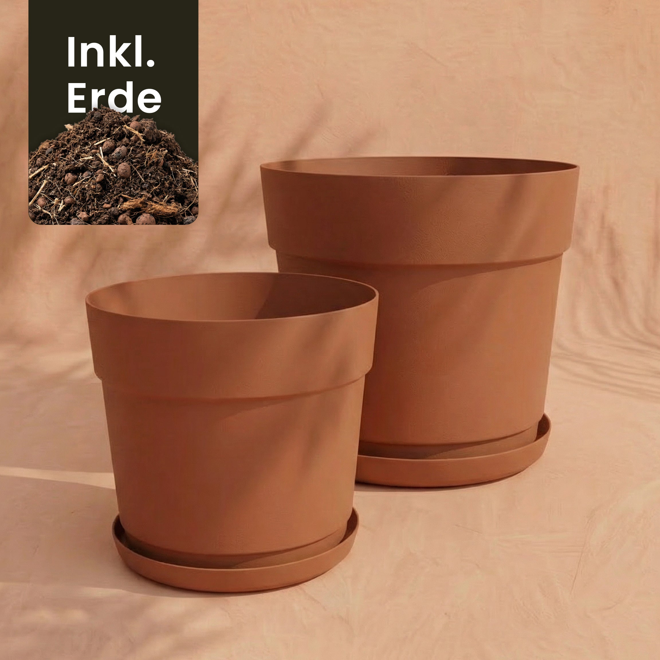 Zwei leere Pflanzkübel-Set 'Bloom' (38, 29) mit passenden Untersetzern stehen auf beigem Untergrund. Oben links zeigt eine Box Erde samt dem Hinweis 