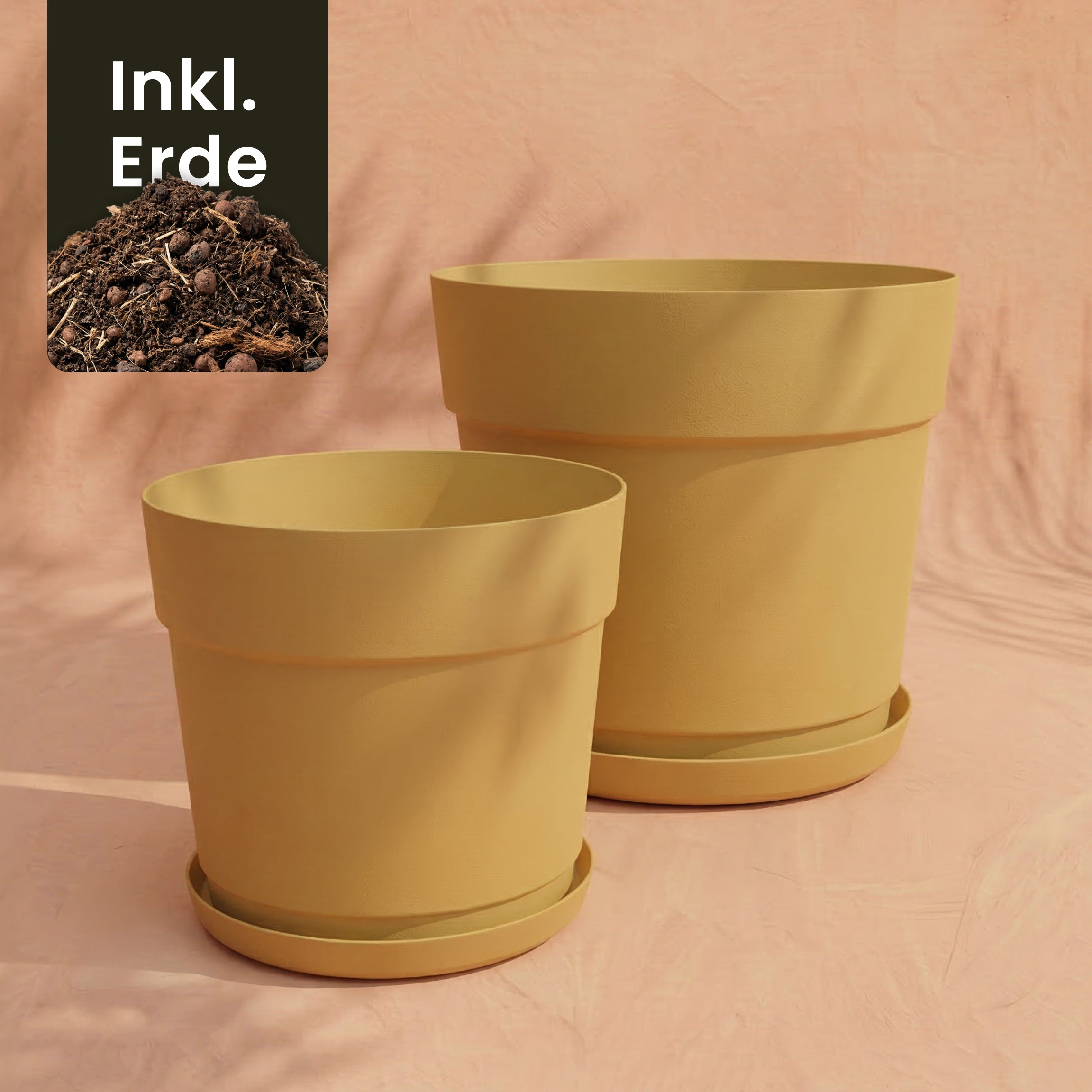 Zwei gelbe Pflanzkübel des Sets 'Bloom' (Größen 38, 29) mit passenden Untersetzern aus recyceltem Kunststoff stehen auf einer rosa Fläche. Ein Hinweis oben links (