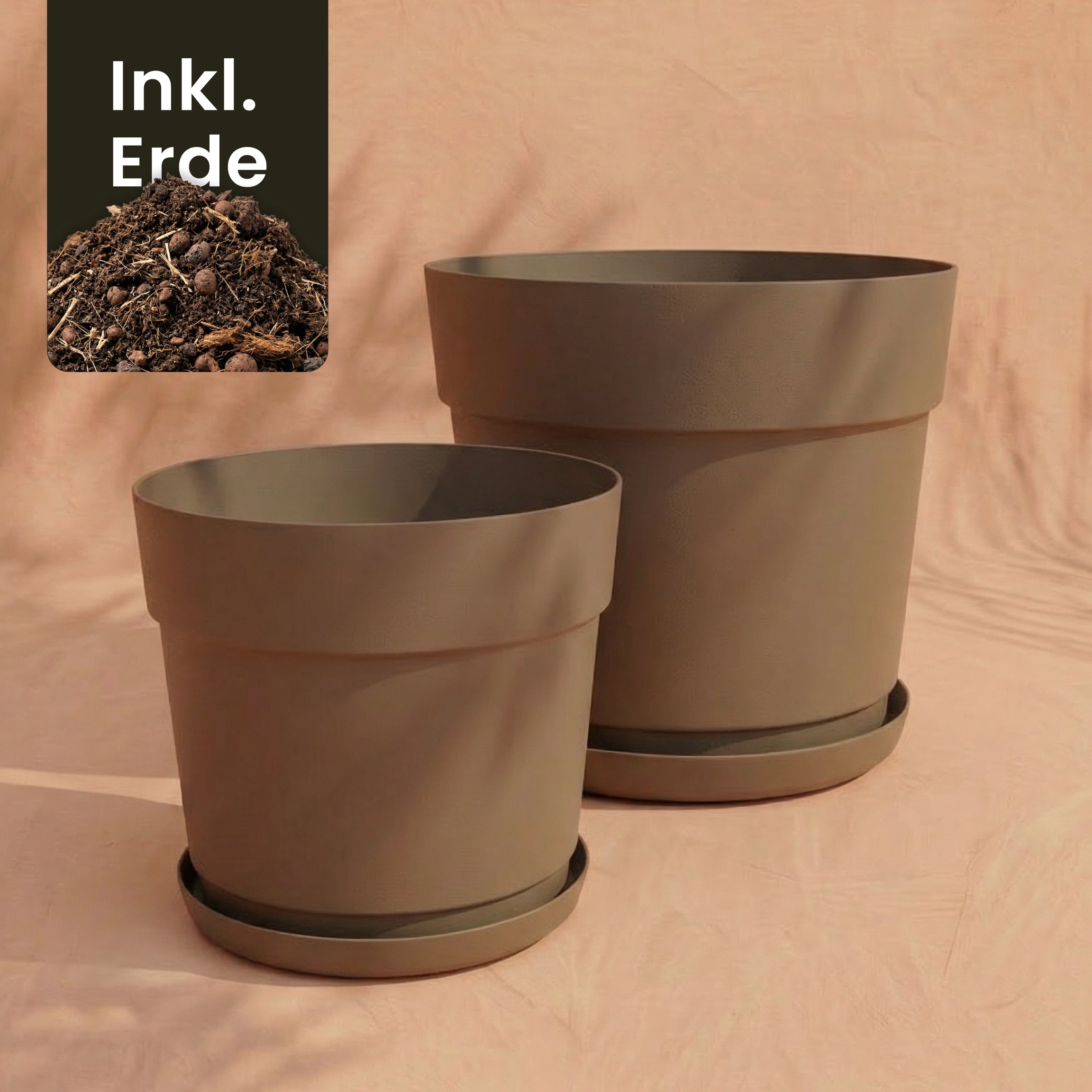 Zwei braune Pflanzkübel aus recyceltem Kunststoff aus dem Pflanzkübel-Set 'Bloom' (38, 29) mit passenden Untersetzern stehen auf beiger Fläche. Oben links ein Bild Erde mit dem Text 