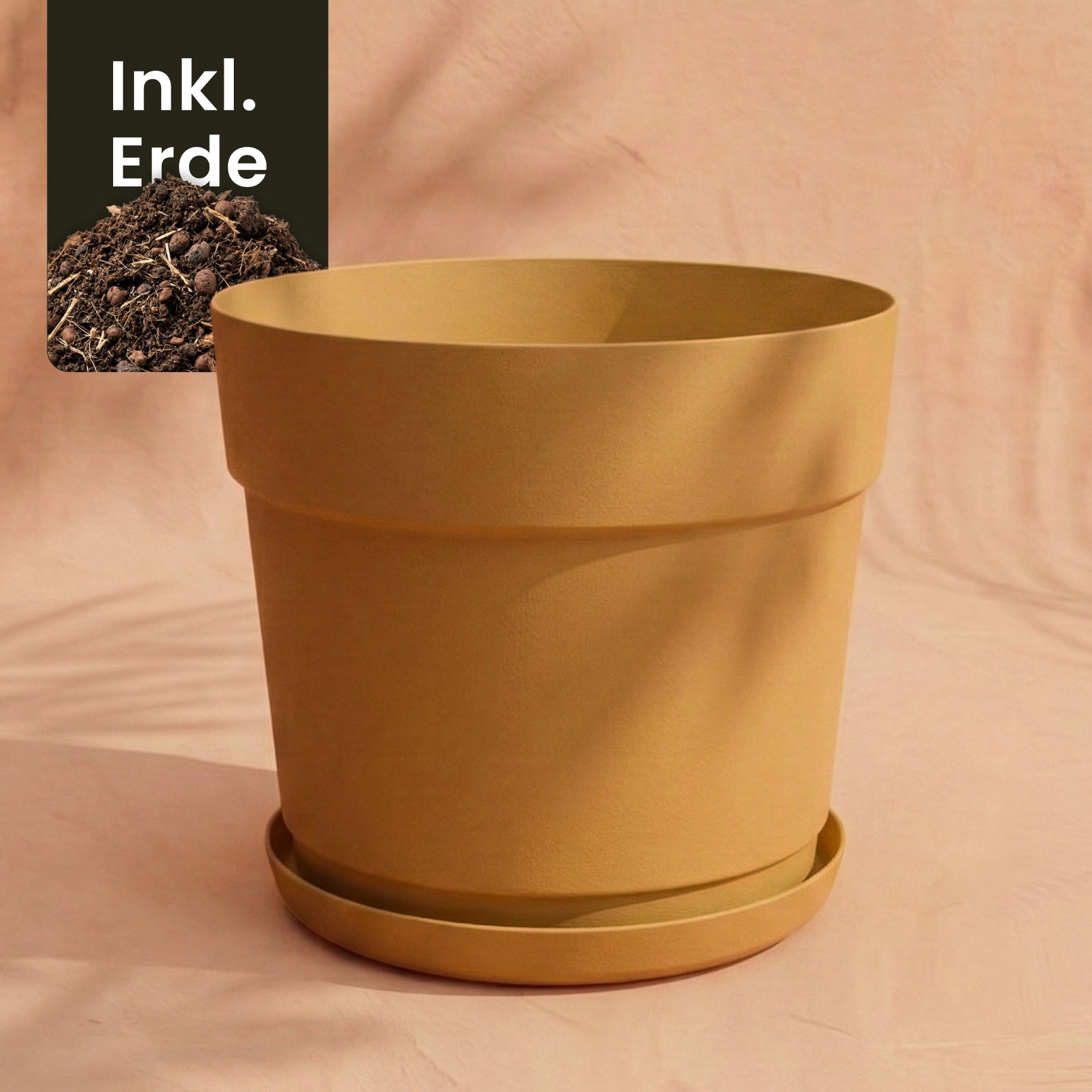 Ein großer, hellbrauner Kunststoff Pflanzkübel (Bloom | 29 cm Ø) mit passender Untertasse steht auf beigem Grund. Links markiert ein 