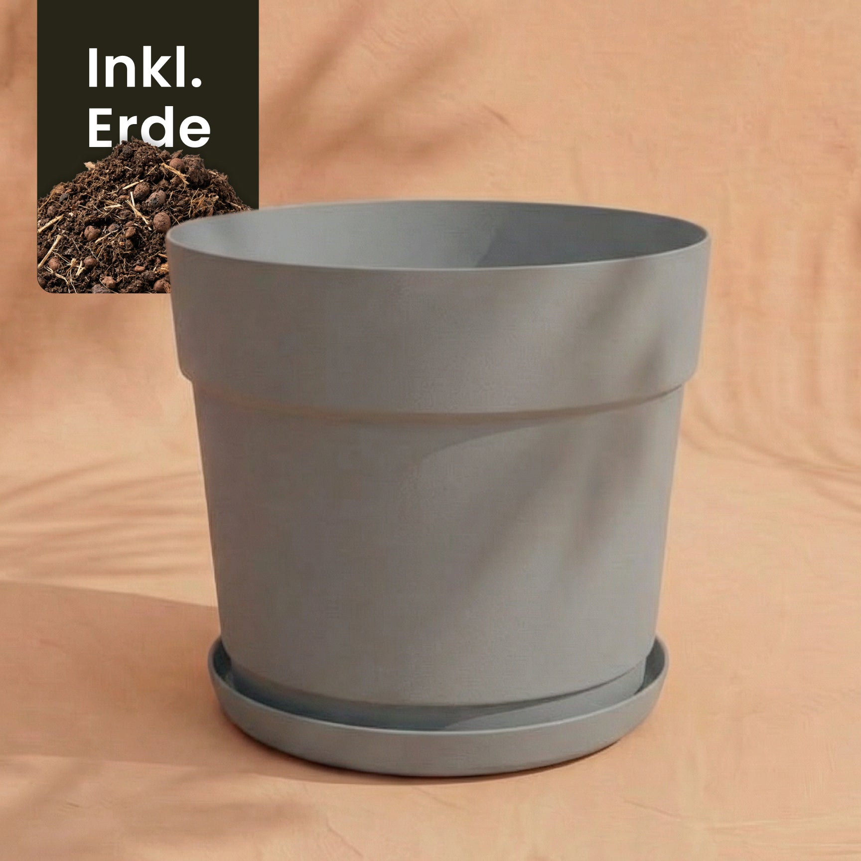 Ein schlichter Kunststoff Pflanzkübel (Bloom | 29 cm Ø) aus recyceltem Material mit passender Untertasse steht auf beigefarbenem Hintergrund. In der linken oberen Ecke zeigt 