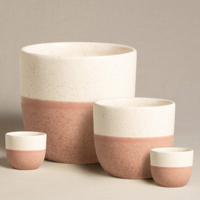 Das Keramik-Topfset „Variado“ (22, 14, 2 × 7) besteht aus vier handgefertigten Keramiktöpfen mit gesprenkeltem creme- und rosabraunem Design. Die Töpfe sind vor einem schlichten Hintergrund angeordnet und haben unterschiedliche Größen, vom größten hinten bis zum kleinsten vorne – ideal für die Präsentation von Zimmerpflanzen.