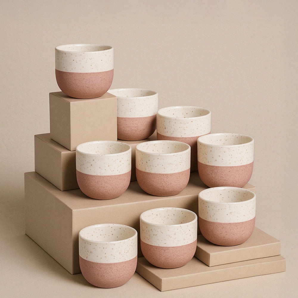 Das Keramik-Baby-Topfset „Variado“ (9 Stk.) besteht aus rosafarbenen, weiß gesprenkelten Keramiktassen, elegant präsentiert in beigen Boxen. Der neutrale Hintergrund spiegelt meine Lieblingsfarbe wider und unterstreicht das minimalistische und moderne Design.