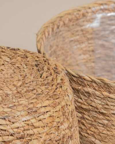 Nahaufnahme des Pflanzkorb-Sets aus Seegras (Kesat | 2×18), das zwei handgeflochtene Körbe nebeneinander mit detaillierten Naturfasermustern und strukturierten Rändern zeigt.