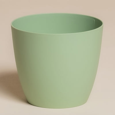 Der Kunststoff-Topf (Kiki | 11 cm Ø) ist ein schlichter, hellgrüner, zylindrischer Topf mit glatter Oberfläche - ideal für kleine Pflanzen und ein frischer Akzent in Ihrem Zuhause, abgebildet auf einem neutralen beigen Hintergrund.