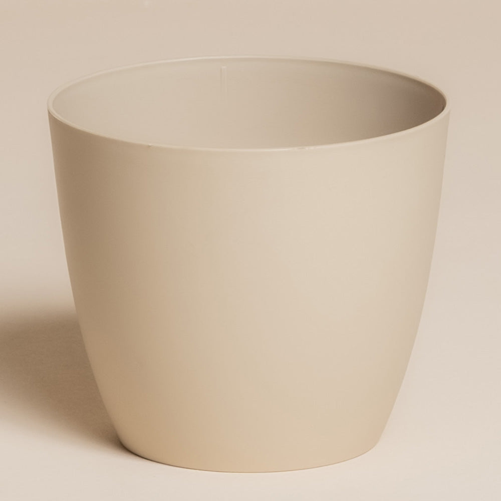 Der Kunststoff-Topf (Kiki | 11 cm Ø) ist ein schlichter, beiger, zylindrischer Kunststofftopf mit glatten Rändern - ideal für Ihre Lieblingspflanze und vor einem neutralen Hintergrund.