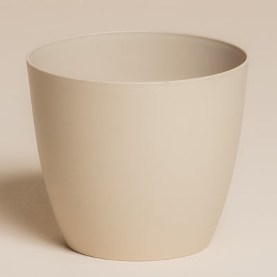 Der Kunststoff-Topf (Kiki | 11 cm Ø) ist ein schlichter, beiger, zylindrischer Kunststofftopf mit glatten Rändern - ideal für Ihre Lieblingspflanze und vor einem neutralen Hintergrund.