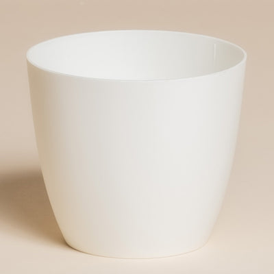 Der Kunststoff-Topf (Kiki | 11 cm Ø) ist ein schlichter, weißer Kunststoff-Topf mit glatten Seiten - ideal für Ihr kleines Pflänzchen und ein gemütliches Zuhause. Fotografiert auf einer hellbeigen Oberfläche und Hintergrund.