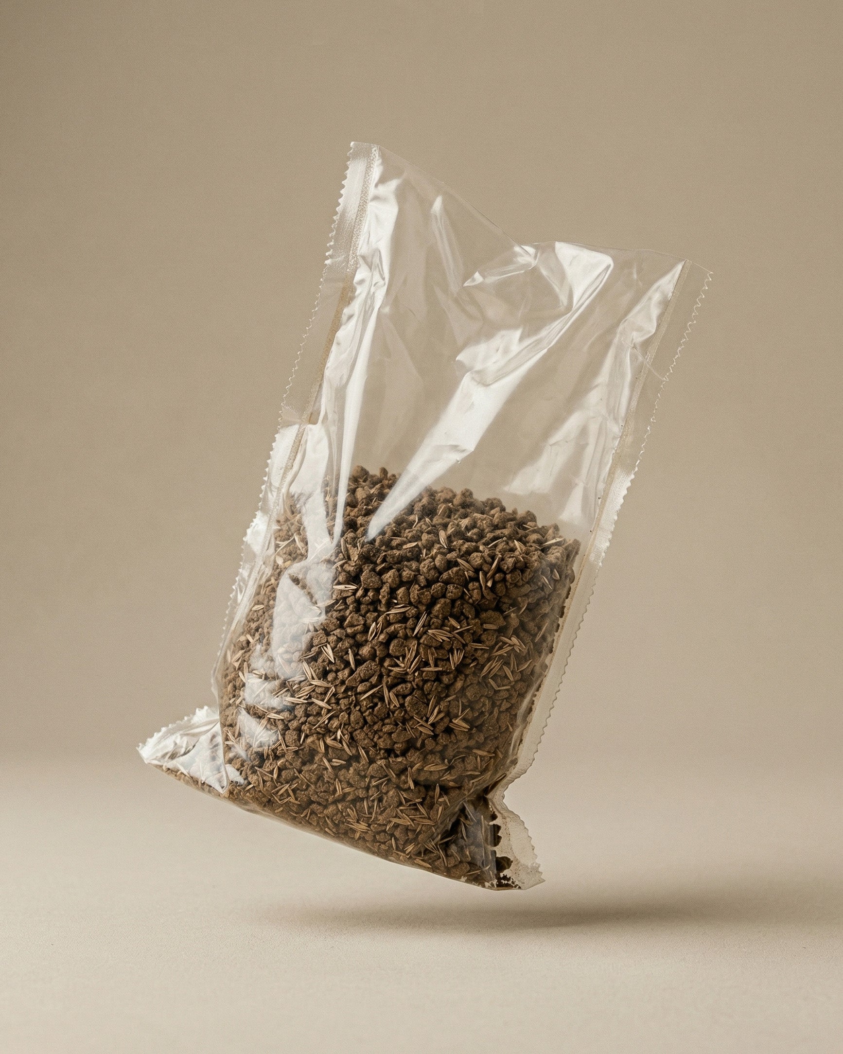 Transparenter Beutel mit 200 g organischem Langzeitdünger-Granulat von feey, schwebend vor beigem Hintergrund