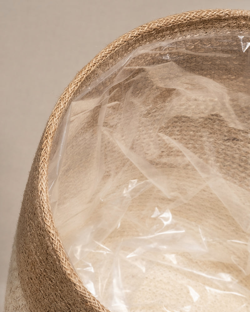 Nahaufnahme des Inneren eines 25 cm Ø Pflanzenkorbs aus Jute (Lapis) mit hellbrauner Flechtstruktur und transparentem, wasserdichtem Kunststofffutter. Sauber genähte Kanten heben die natürliche Jute vor einem schlichten, neutralen Hintergrund hervor.