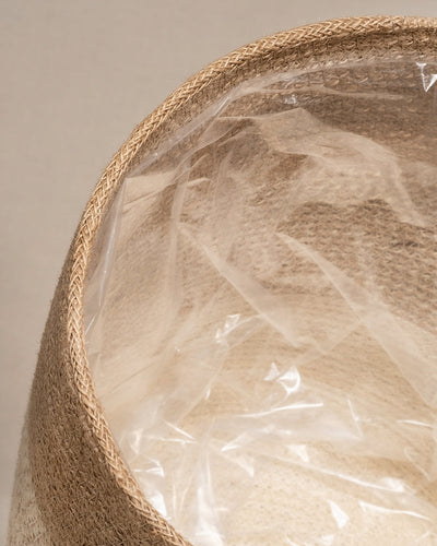 Nahaufnahme des Inneren eines 25 cm Ø Pflanzenkorbs aus Jute (Lapis) mit hellbrauner Flechtstruktur und transparentem, wasserdichtem Kunststofffutter. Sauber genähte Kanten heben die natürliche Jute vor einem schlichten, neutralen Hintergrund hervor.