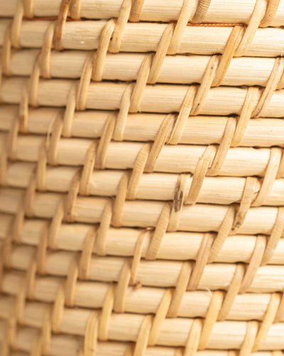 Nahaufnahme des handgefertigten geflochtenen Rattans auf dem Pflanzenkorb aus Rattan (Calen | 25 cm Ø), der ein detailliertes Schraffurmuster mit natürlicher Textur aufweist – perfekt, um jedem Raum eine organische Note zu verleihen.