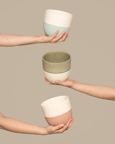 feey Keramik-Topf (Variado | 14 cm ⌀) in 3 Farben hochgehalten von 3 Händen