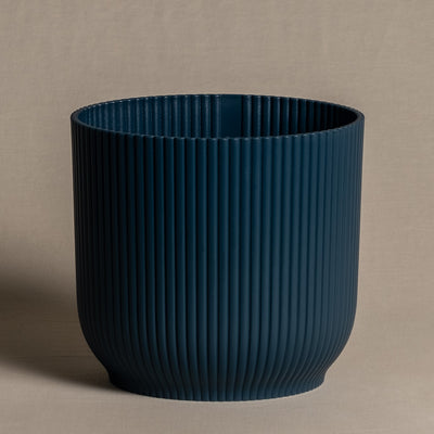 Blauer Übertopf mit Rillen, 18cm Durchmesser.