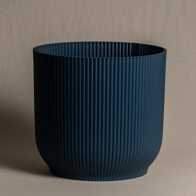 Blauer Übertopf mit Rillen, 30cm Durchmesser.
