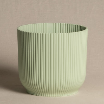 Mintfarbener Übertopf mit Rillen, 18cm Durchmesser.