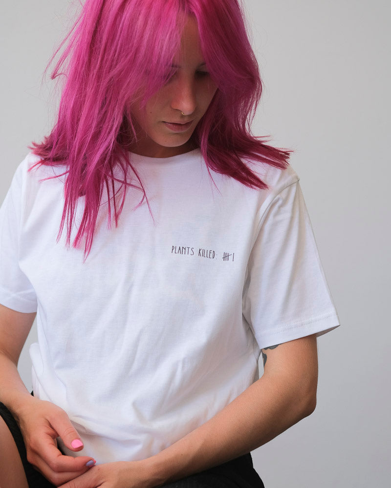Ein weißes T-Shirt mit dem Aufdruck «Plants Killed» wird von einer Frau getragen.