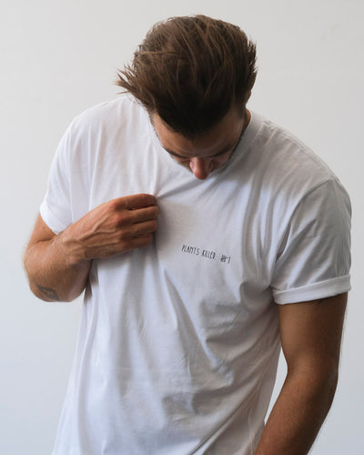 Ein weißes T-Shirt mit dem Aufdruck «Plants Killed» wird von einem Mann getragen.