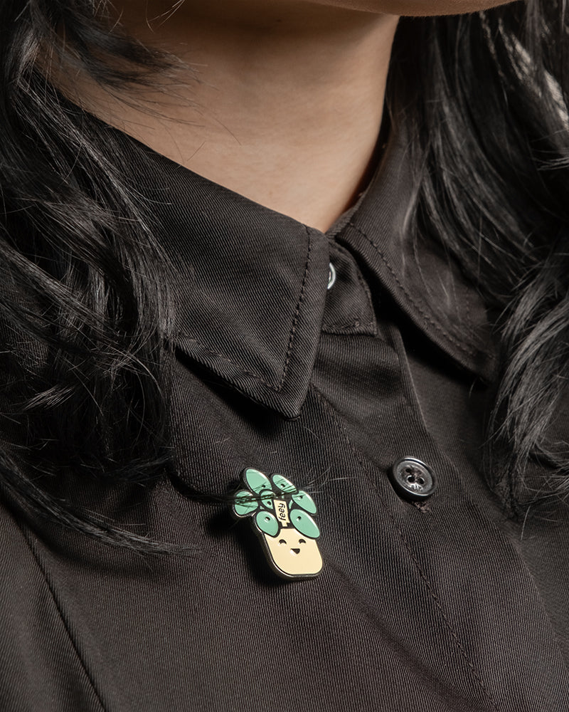 Pflanzen-Pin von feey auf einem schwarzen Shirt