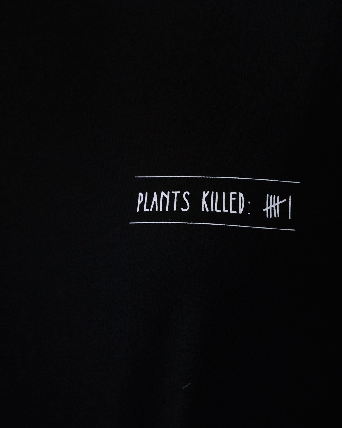 Detail vom Aufdruck «Plants Killed» auf dem schwarzen Shirt