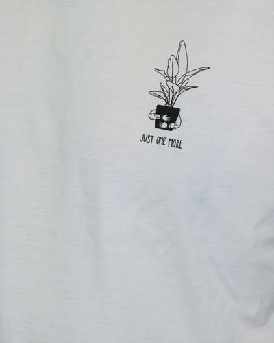 Aufdruck «Just One More» auf dem weißen T-Shirt