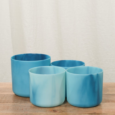 Ein Atlantik-hellblauer Ocean-Topf mit 16cm und drei Atlantik-hellblaue Ocean-Töpfe mit 14cm Durchmesser.