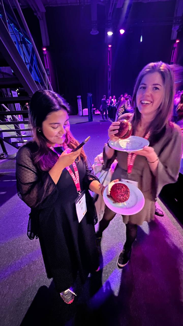 Zwei Frauen beim Burger essen/fotografieren.
