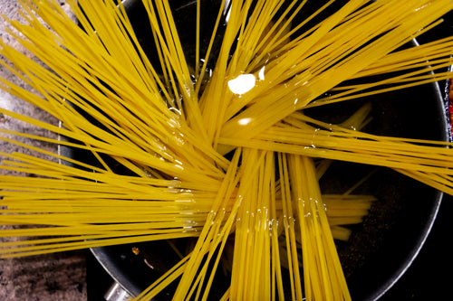 Spaghetti werden im Topf mit Wasser gekocht.