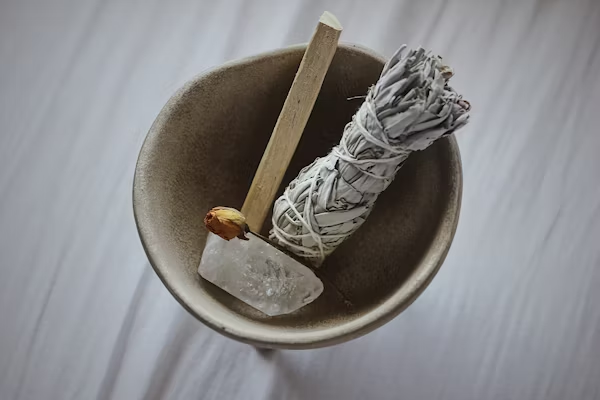 Schale aus Keramik mit einem Salbeibündel und Kristall